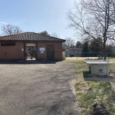 Confortable Maison Dans Village Avec Piscine A Дом отдыха *