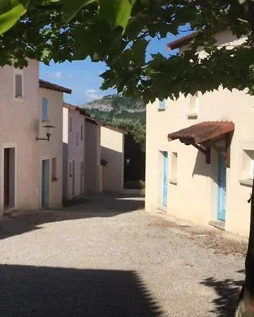 Confortable Maison Dans Village Avec Piscine A