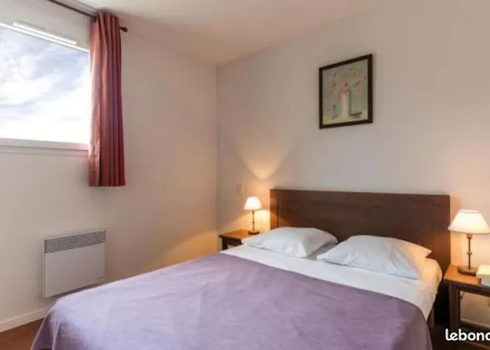 Confortable Maison Dans Village Avec Piscine A