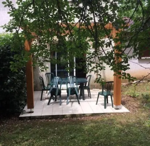 Confortable Maison Dans Village Avec Piscine A *