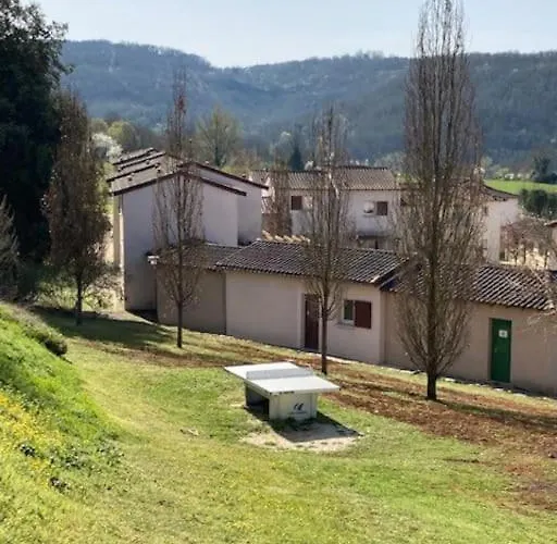 Confortable Maison Dans Village Avec Piscine A *