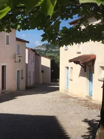 Confortable Maison Dans Village Avec Piscine A