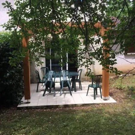 Confortable Maison Dans Village Avec Piscine A *