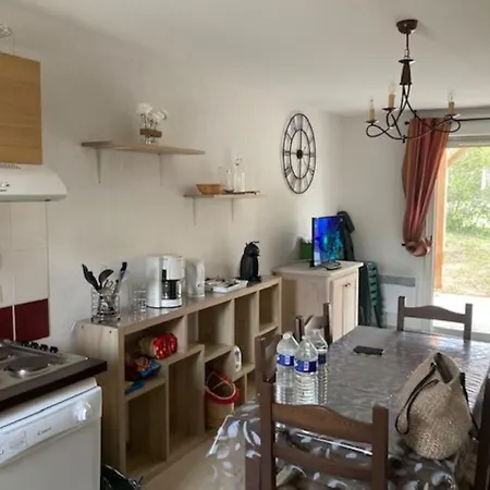 Confortable Maison Dans Village Avec Piscine A Cajarc