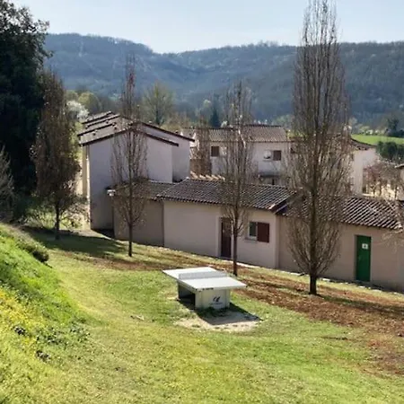 Confortable Maison Dans Village Avec Piscine A *